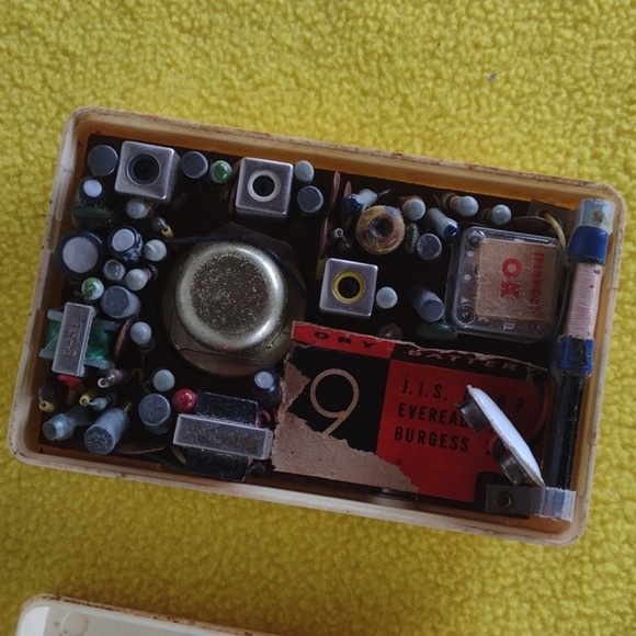 Vintage 1950's Omegas Eight TransistorAM Radio - Picture 3 of 4